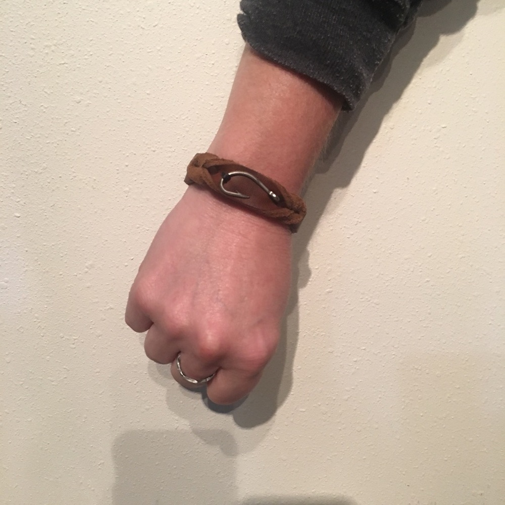 Leather fish hook bracelet - Picture 7 of 7